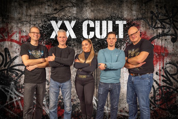 Bandphoto XX CULT